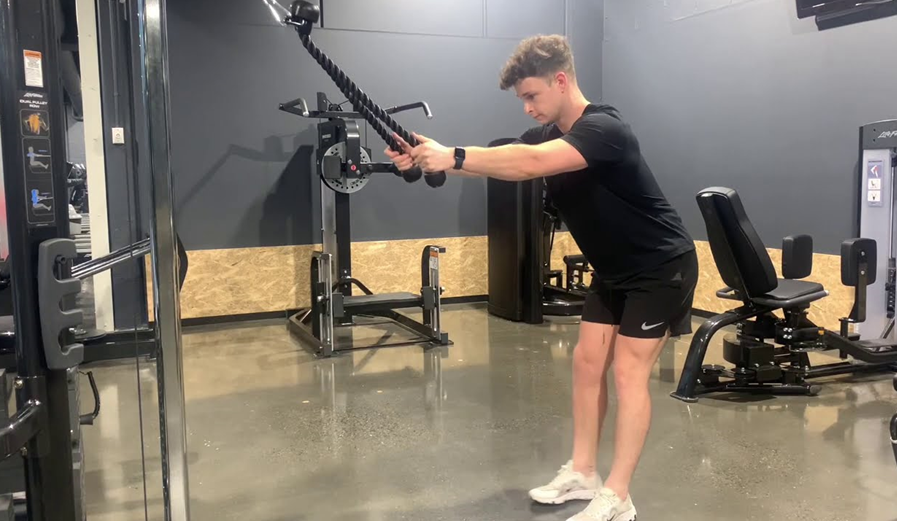 lat pulldown in piedi